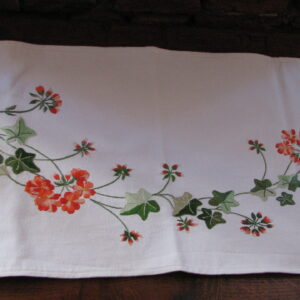 Chemin de table aux géraniums corail