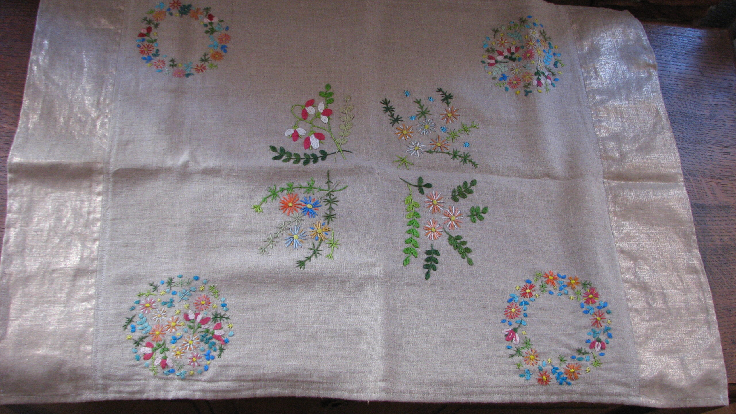 Chemin de table aux fleurettes