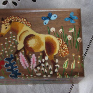 Petite boite à cartes au cheval dans les fleurs